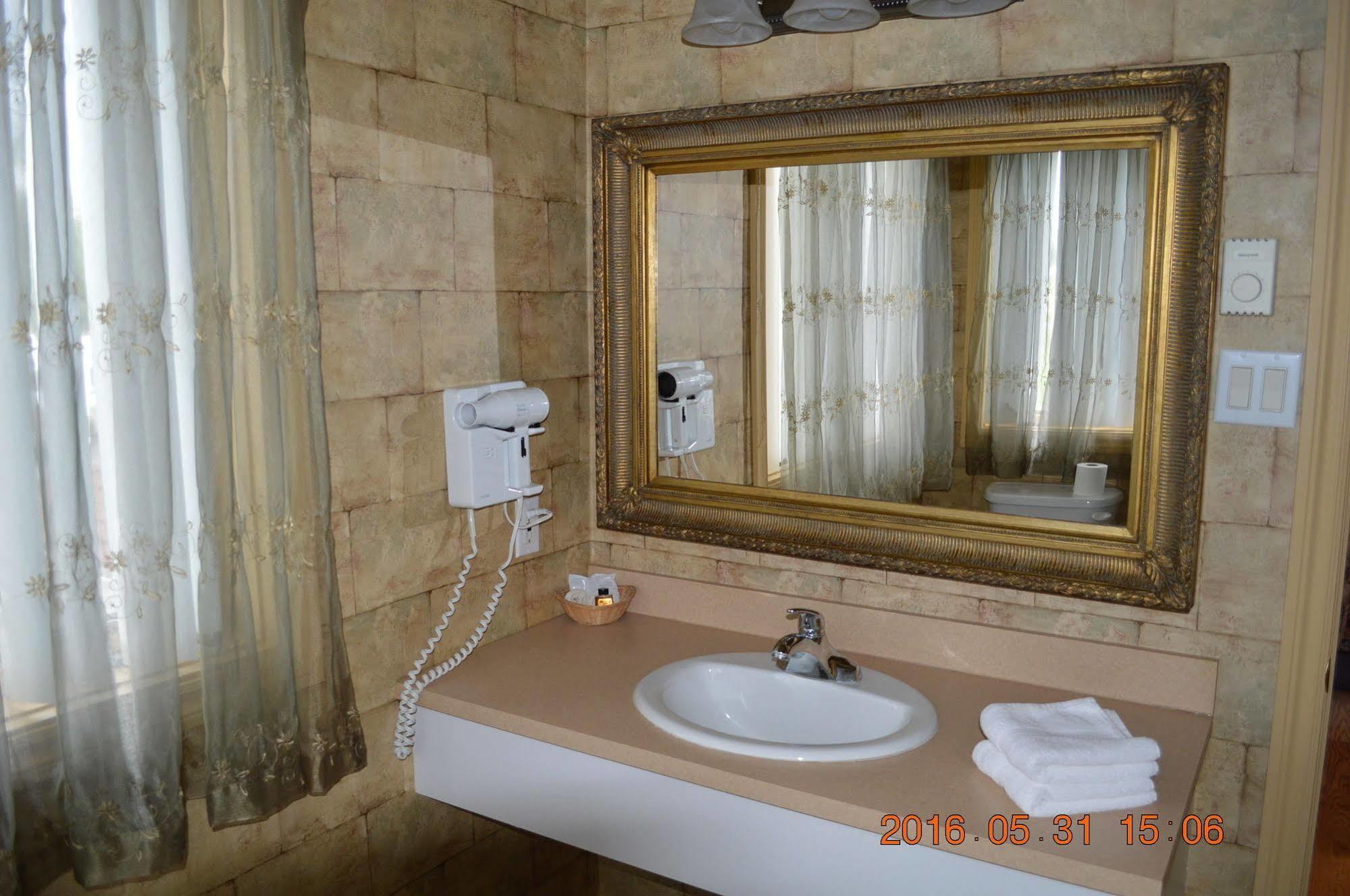 Motel-Auberge Helene Victoriaville Bagian luar foto