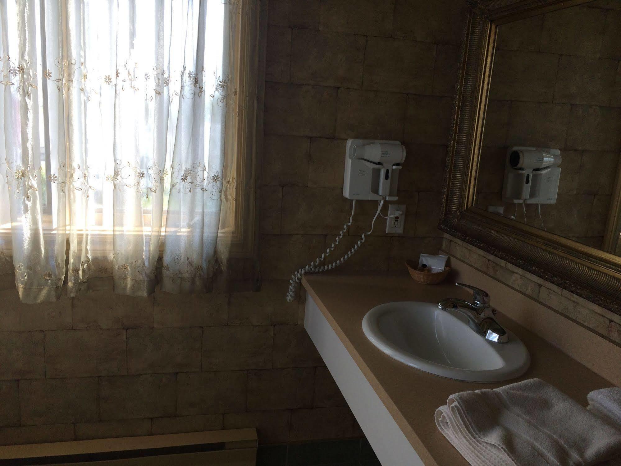 Motel-Auberge Helene Victoriaville Bagian luar foto