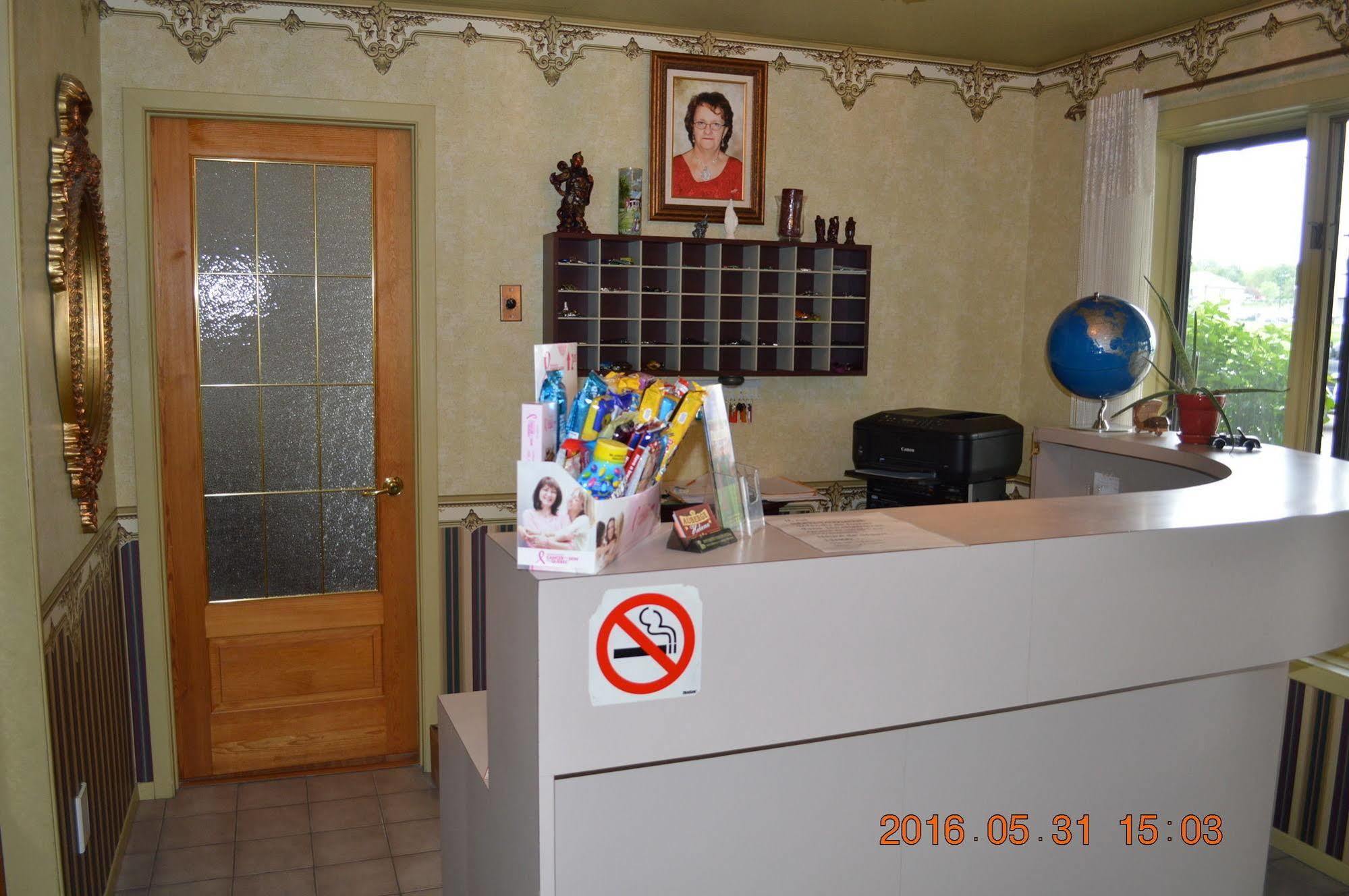 Motel-Auberge Helene Victoriaville Bagian luar foto