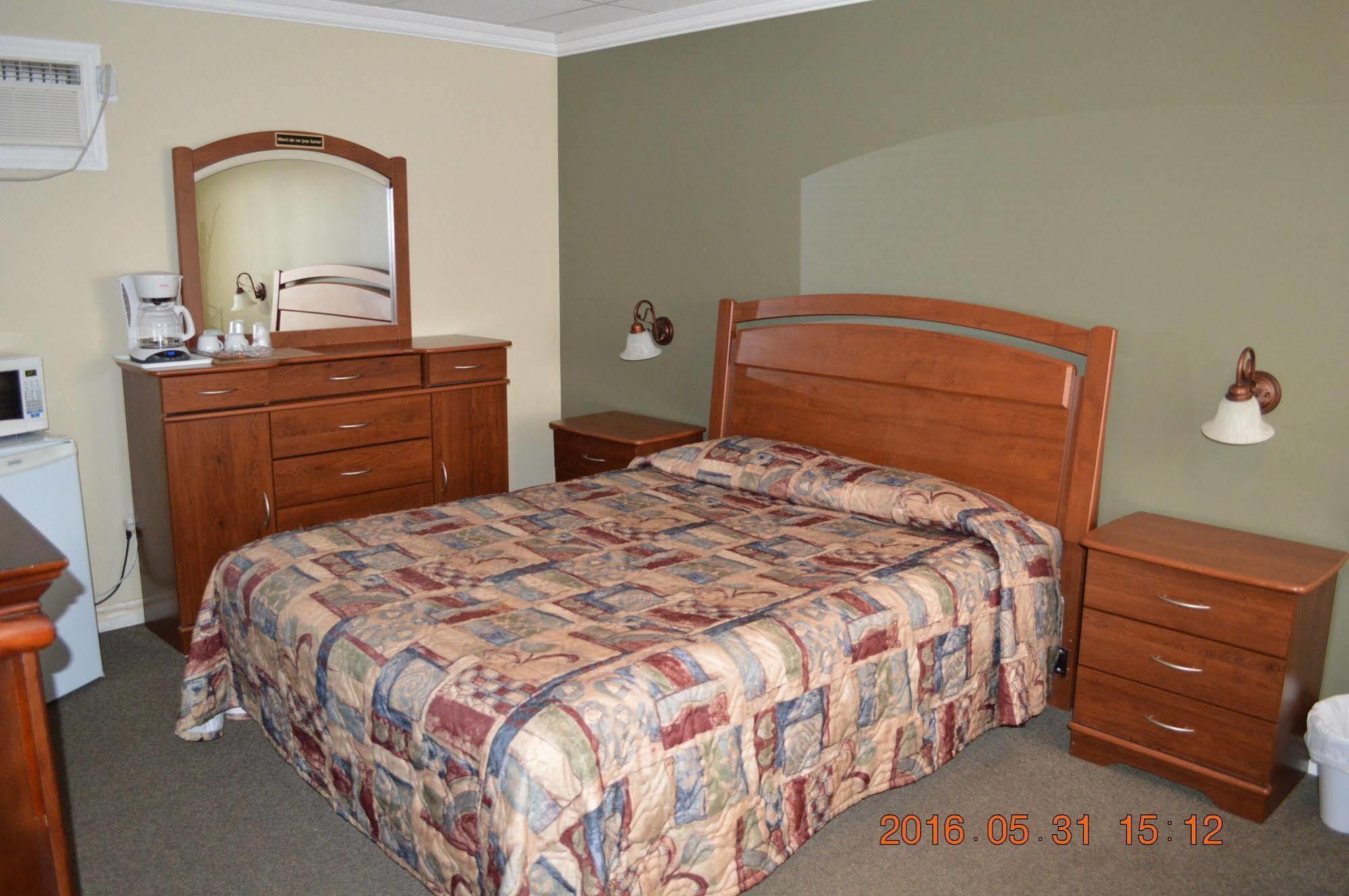 Motel-Auberge Helene Victoriaville Bagian luar foto