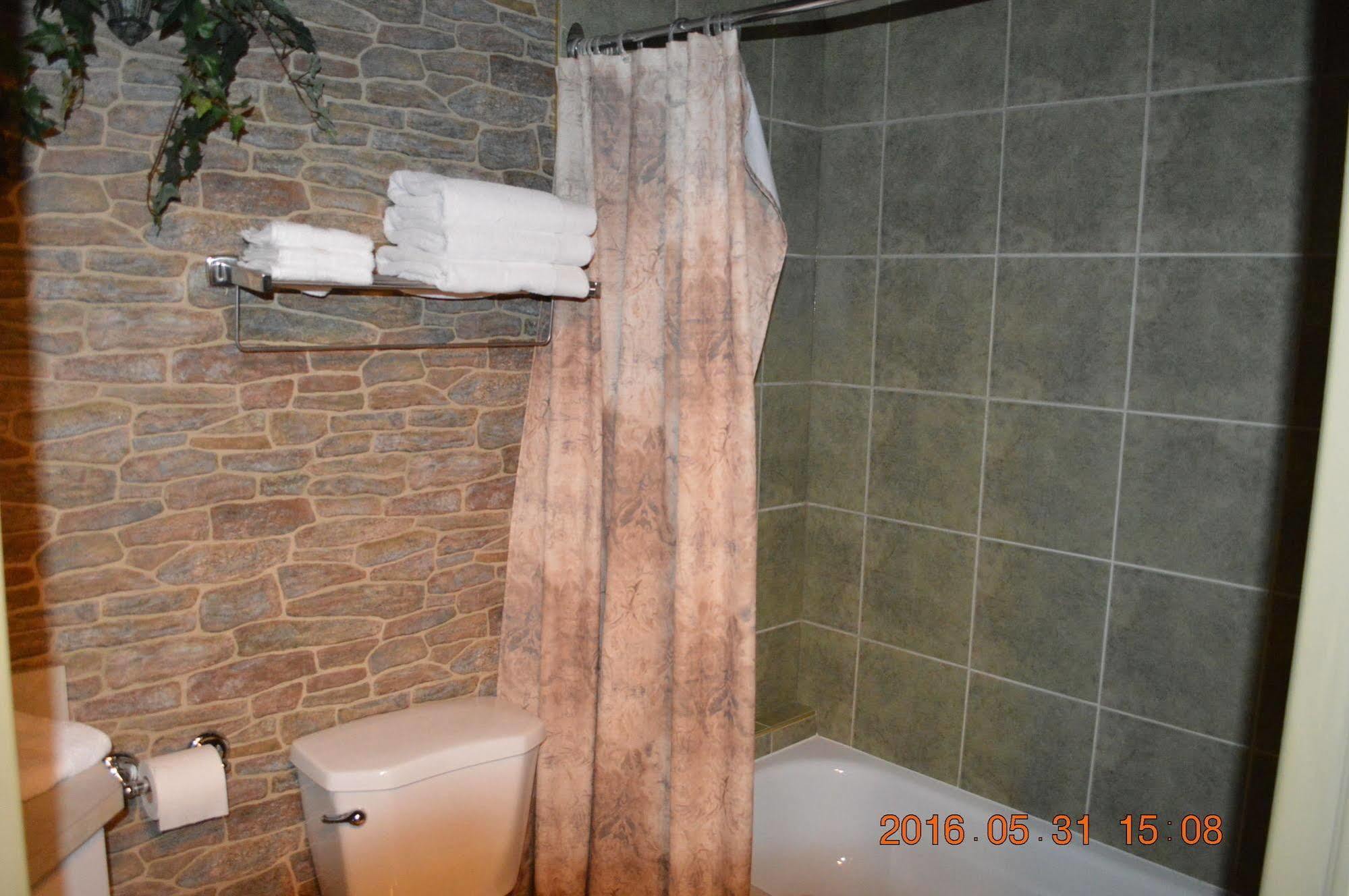 Motel-Auberge Helene Victoriaville Bagian luar foto
